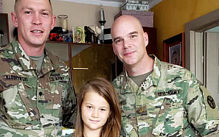 Amerykańscy żołnierze pomagają chorej na nowotwór dziewczynce z Giżycka